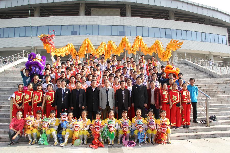 大学生龙狮团开幕式表演后合影 大学生龙狮团开幕式表演后合影